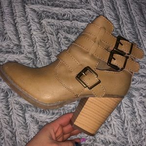 Nude ankle booties👠